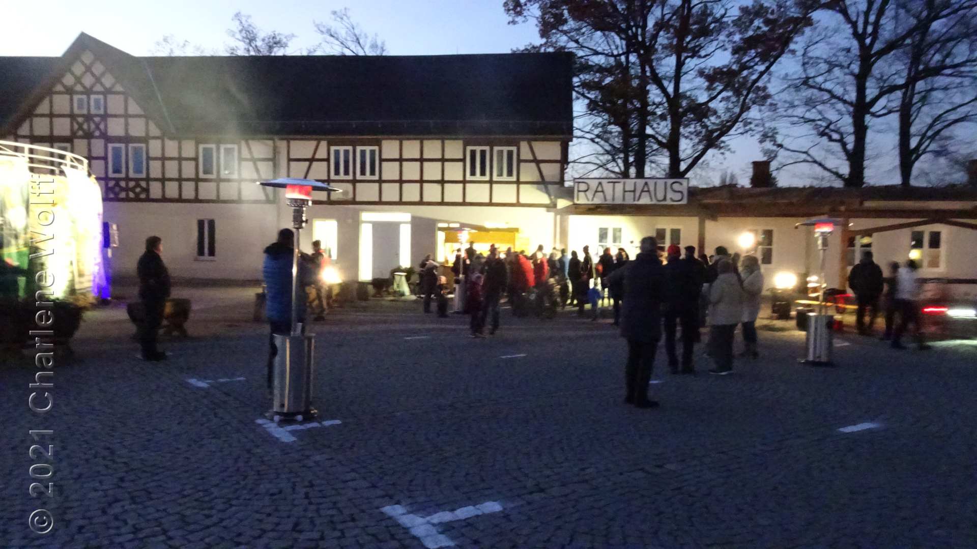 Leute auf dem Burgplatz